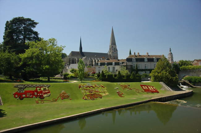 Vue du Loir, des fresques florales du square Belot et de l'abbaye de la Trinité - Vendôme (41100) - Loir-et-Cher