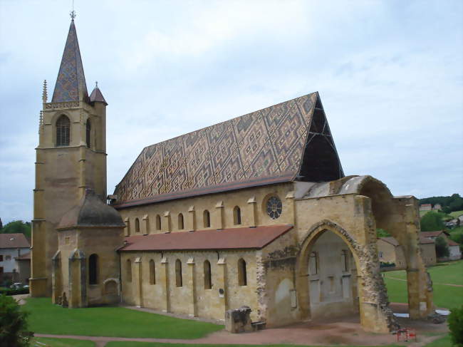 L'église vue du sud-est - La Bénisson-Dieu (42720) - Loire
