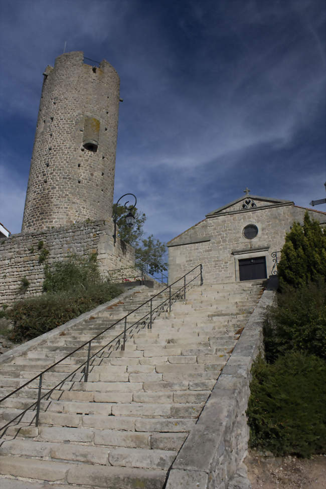 La tour médiévale (XI°) s L' escalier qui mène au parvis de l'église a été rajouté au XVII° siècle - Chambles (42170) - Loire