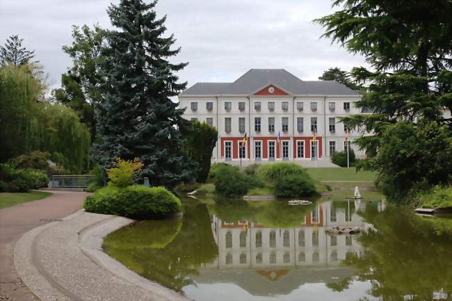 La mairie du Coteau vue depuis le parc Bécot - Le Coteau (42120) - Loire