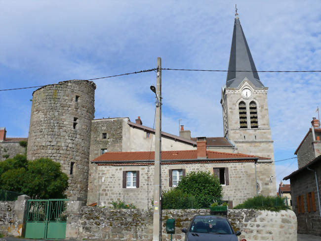 L'église et les restes des fortifications du village - Estivareilles (42380) - Loire