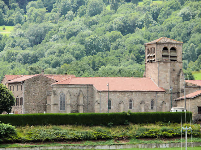 L'église Saint-Barthélemy et le village - Gumières (42560) - Loire