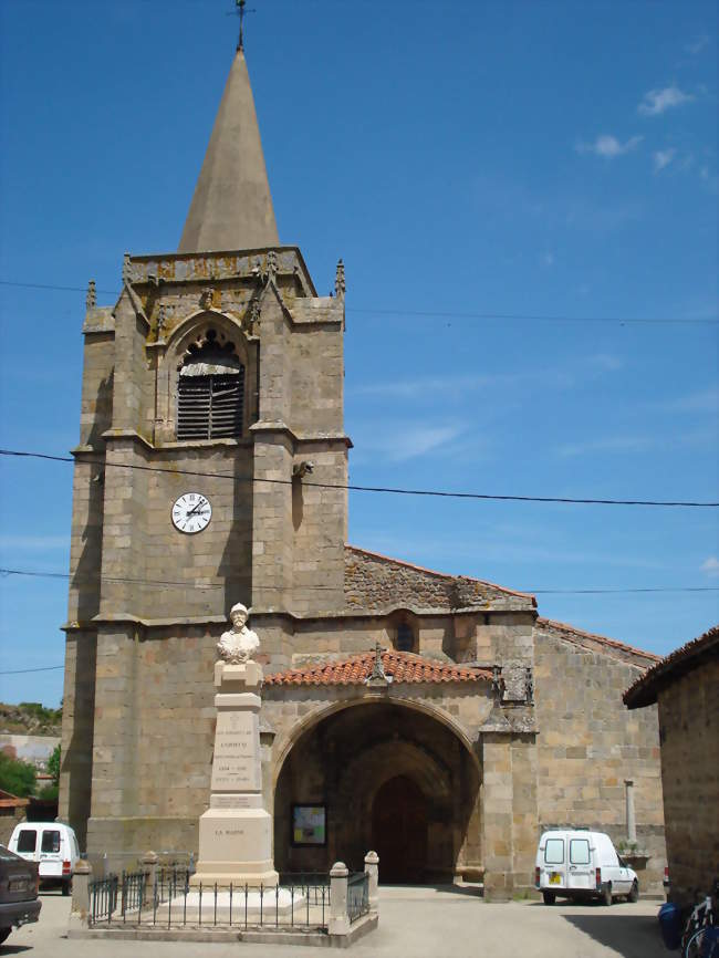 L'église et le monument aux morts - Luriecq (42380) - Loire