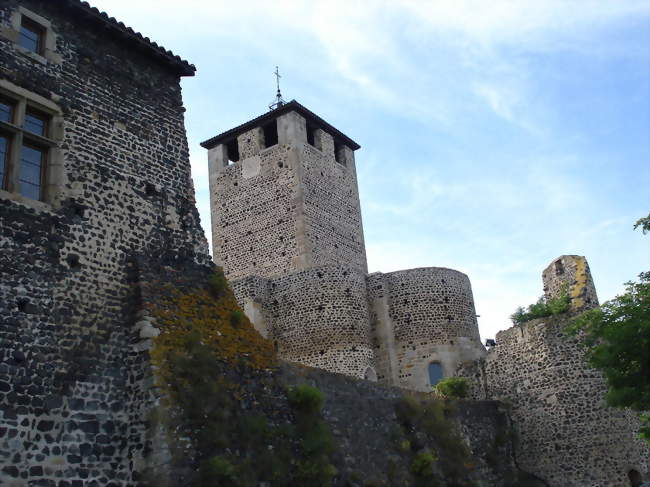 Montverdun, l'église et les remparts du pic - Montverdun (42130) - Loire