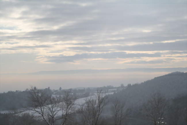 Vue sur le village avec en fond les monts du Forez - Sainte-Agathe-en-Donzy (42510) - Loire