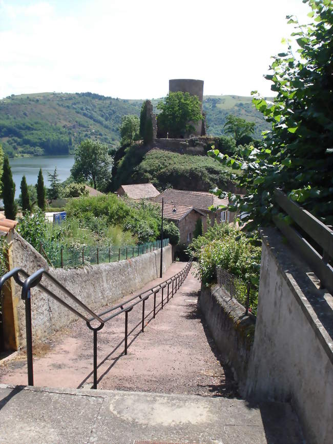 Rampe descendant vers la tour - Saint-Jean-Saint-Maurice-sur-Loire (42155) - Loire