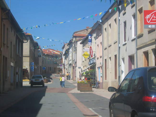 La rue centrale - Saint-Just-la-Pendue (42540) - Loire