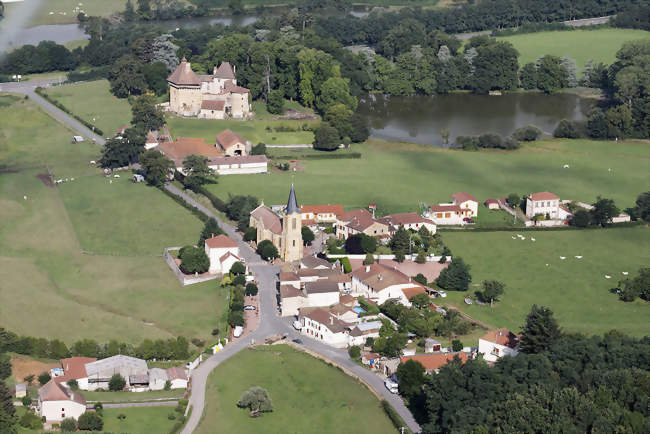 Le Bourg et le Château de St Pierre - Saint-Pierre-la-Noaille (42190) - Loire
