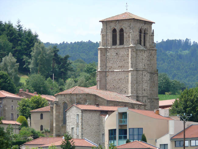 L'église de Verrières et le village - Verrières-en-Forez (42600) - Loire