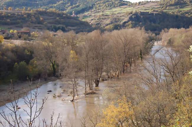 L'église Saint-Roch, juchée sur son promontoire volcanique vue de l'Allier en crue en novembre 2008 - Blassac (43380) - Haute-Loire