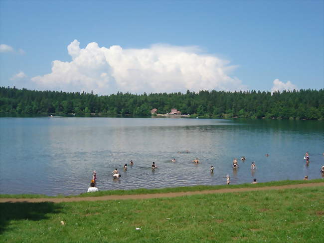 Plage du lac du Bouchet et restaurant au fond - Cayres (43510) - Haute-Loire