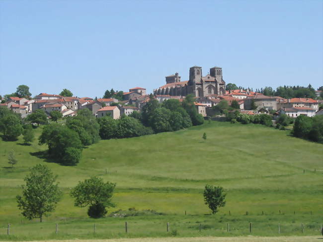 Le vieux bourg avec l'abbatiale Saint-Robert - La Chaise-Dieu (43160) - Haute-Loire