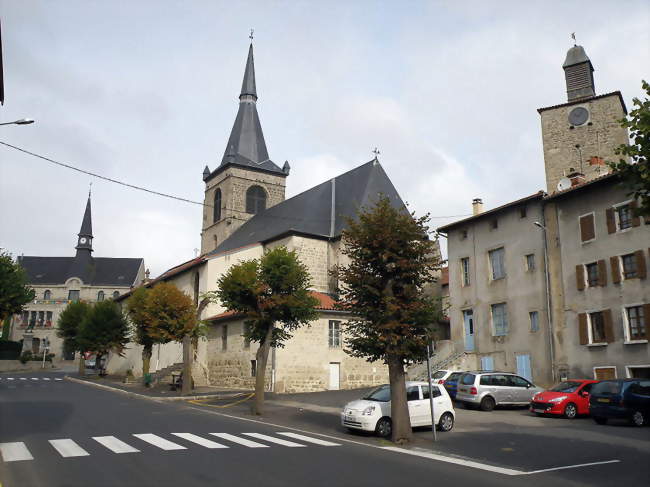 L'hôtel de ville (gauche), l'église Saint-Caprais (milieu), le donjon (droite) - Craponne-sur-Arzon (43500) - Haute-Loire