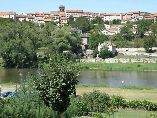 Vue générale de Retournac avec au centre - église romane Saint-Jean-Baptiste (XIIe siècle) À l'avant-plan - la Loire - Retournac (43130) - Haute-Loire