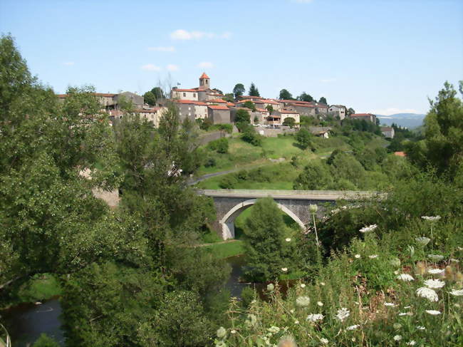 Pont, arbres et village - Saint-Arcons-d'Allier (43300) - Haute-Loire