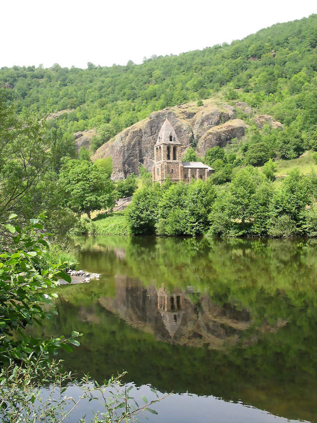 La chapelle Sainte-Marie-des-Chazes, vue de la rive gauche de l'Allier - Siaugues-Sainte-Marie (43300) - Haute-Loire