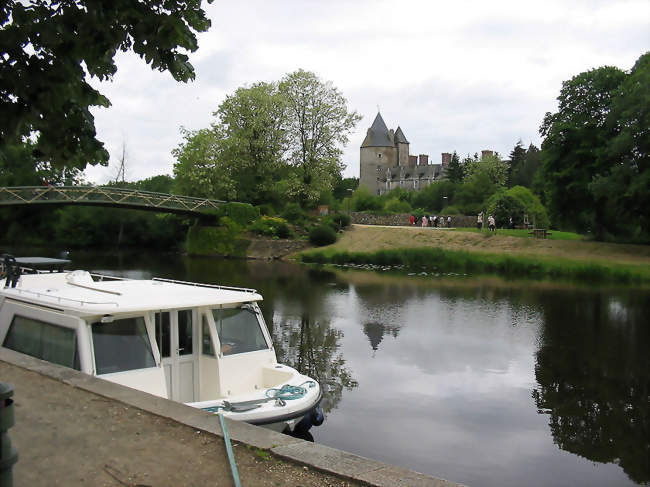 Les bords du canal de Nantes à Brest et le château de Blain - Blain (44130) - Loire-Atlantique