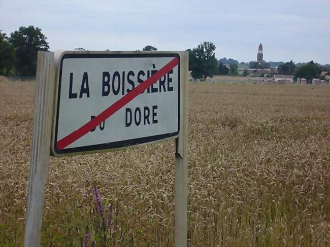 Panneau avec au fond l'église de La Boissière-du-Doré - La Boissière-du-Doré (44430) - Loire-Atlantique
