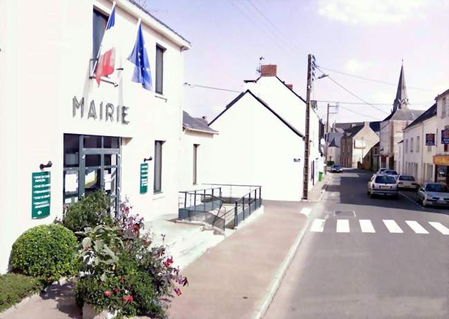 La mairie et à l'arrière-plan le clocher de l'église - La Chapelle-des-Marais (44410) - Loire-Atlantique