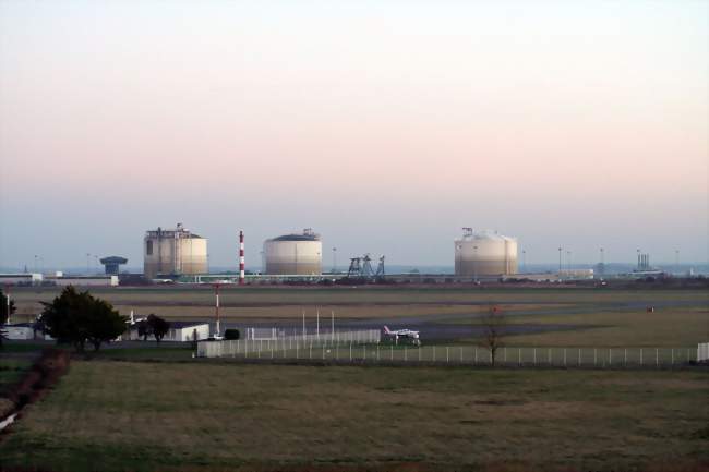 Le port méthanier et l'aéroport de Saint-Nazaire - Montoir - Montoir-de-Bretagne (44550) - Loire-Atlantique