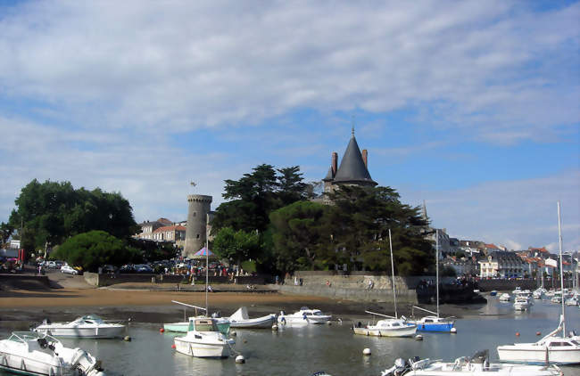 Aperçu du vieux port et du château de Pornic À droite, l'embouchure du canal de Haute-Perche - Pornic (44210) - Loire-Atlantique