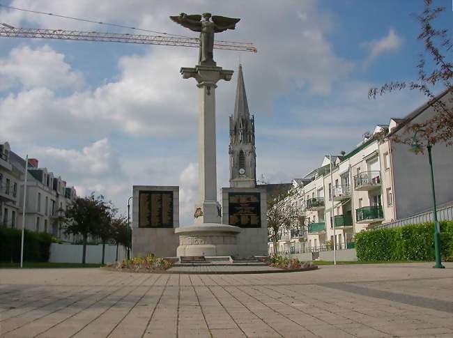 Le monument aux morts et l'église Saint-Sébastien - Saint-Sébastien-sur-Loire (44230) - Loire-Atlantique