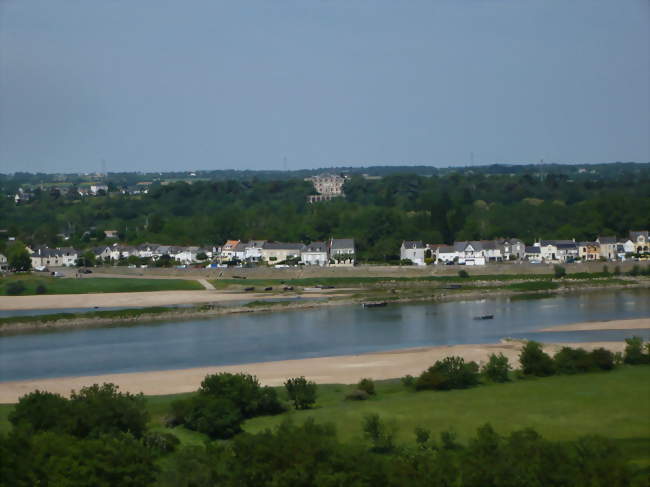 Vue des quais de La Meilleraie en bord de Loire, au centre, le Palais Briau - Varades (44370) - Loire-Atlantique