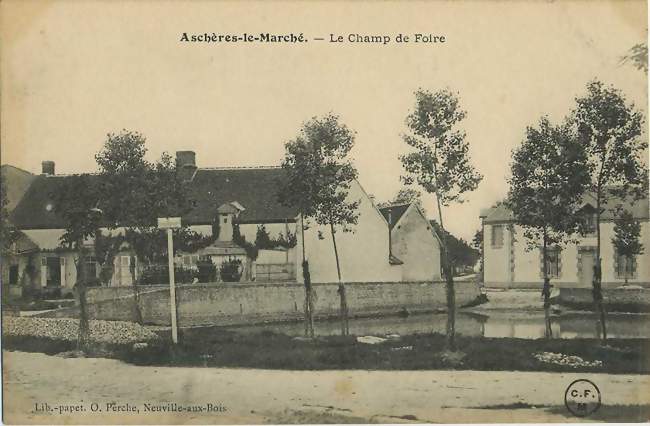 Carte postale ancienne du champ de foire - Aschères-le-Marché (45170) - Loiret