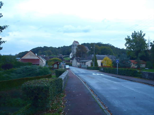 Vue d'une partie du village depuis le pont sur la Sainte-Rose - Chevannes (45210) - Loiret