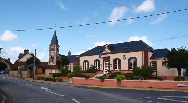 Au premier plan, la mairie &, au loin, le clocher de l'église - Les Choux (45290) - Loiret