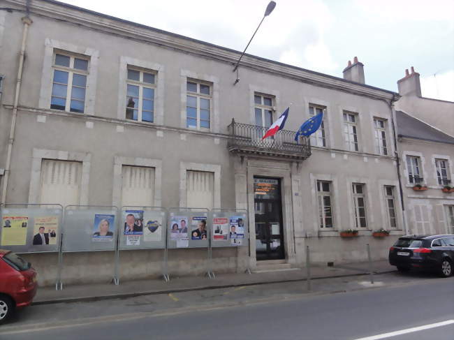 La mairie à Cléry - Cléry-Saint-André (45370) - Loiret