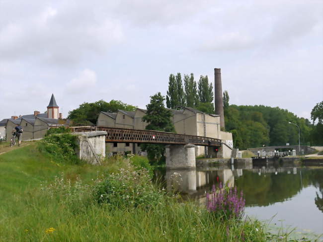 Jonction, dans le hameau de Buges, entre le canal du Loing, le canal de Briare et le canal d'Orléans - Corquilleroy (45120) - Loiret