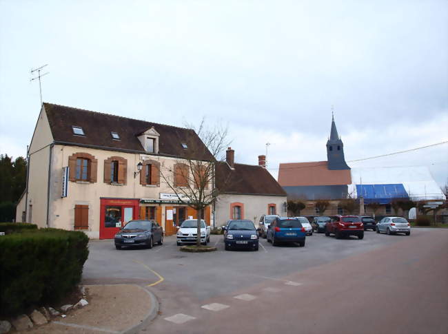 La place du village - Griselles (45210) - Loiret