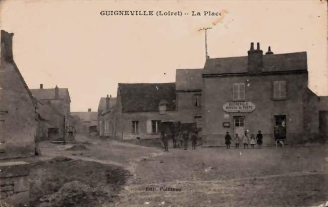 La place du village de Guigneville sur une carte postale ancienne - Guigneville (45300) - Loiret