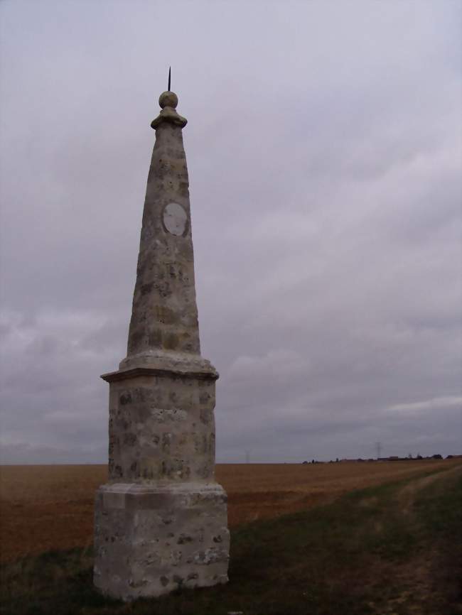 Une stèle du méridien de Paris établi par Cassini (N152) - Manchecourt (45300) - Loiret