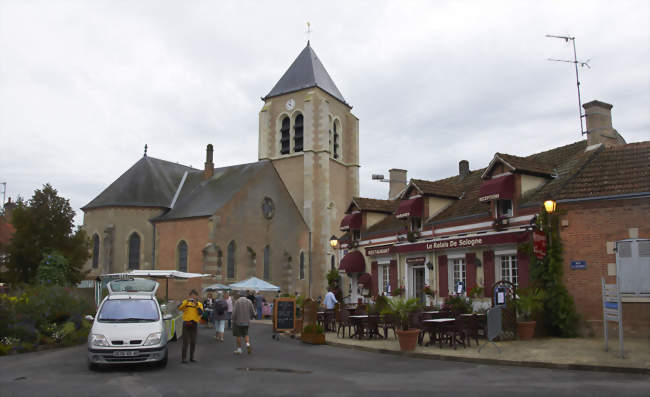 La place et l'église - Ménestreau-en-Villette (45240) - Loiret