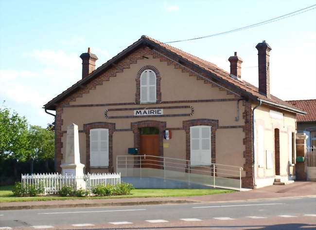 La mairie et le monument aux morts - Mérinville (45210) - Loiret