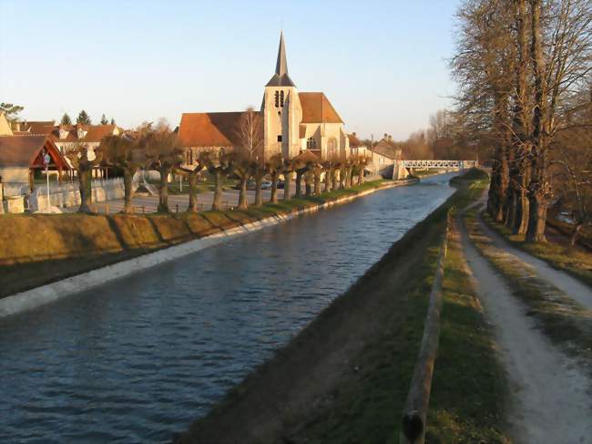Le canal de Briare au pied de l'église de Montbouy - Montbouy (45230) - Loiret