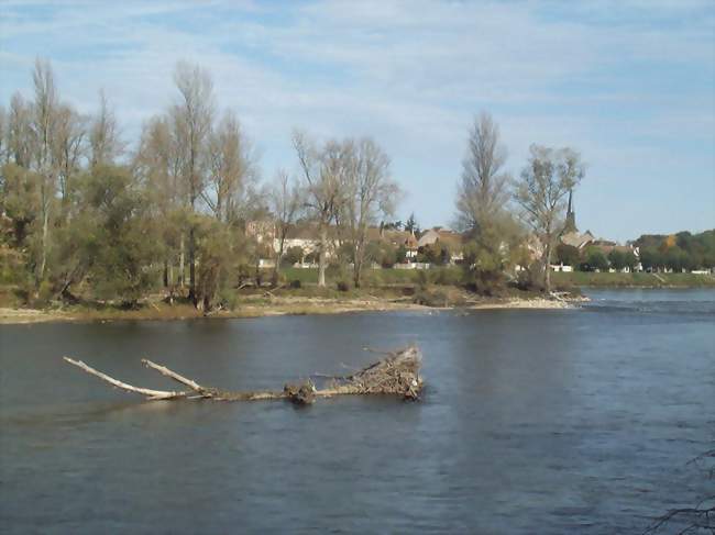 Vue d'Ousson-sur-Loire depuis la rive opposée du fleuve - Ousson-sur-Loire (45250) - Loiret