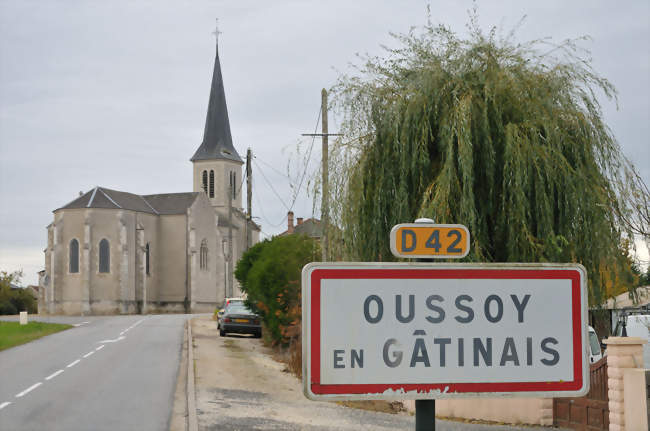 L'entrée du village et l'église - Oussoy-en-Gâtinais (45290) - Loiret