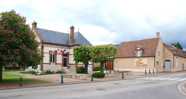 La mairie & la Maison de la forêt - Paucourt (45200) - Loiret