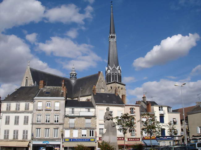 La place du Martroi et l'église Saint-Salomon-et-Saint-Grégoire - Pithiviers (45300) - Loiret