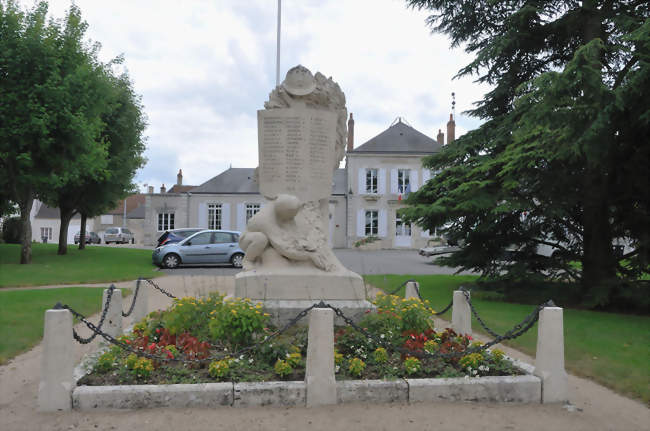 Le monument aux morts et la place de la Mairie - Saint-Ay (45130, 45380) - Loiret