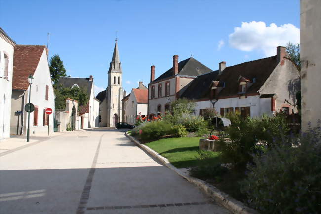 Vue de la rue de l'église - Saint-Brisson-sur-Loire (45500) - Loiret