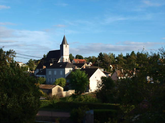 Vue du cur du village depuis l'aire de jeux devant la mairie - Saint-Firmin-des-Bois (45220) - Loiret