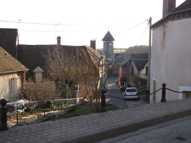 L'église Saint-Mauricevue du haut de la rue Franche - Saint-Maurice-sur-Aveyron (45230) - Loiret
