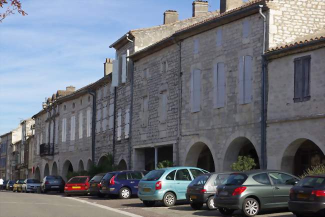 Côté est de la place Gambetta - Castelnau-Montratier (46170) - Lot