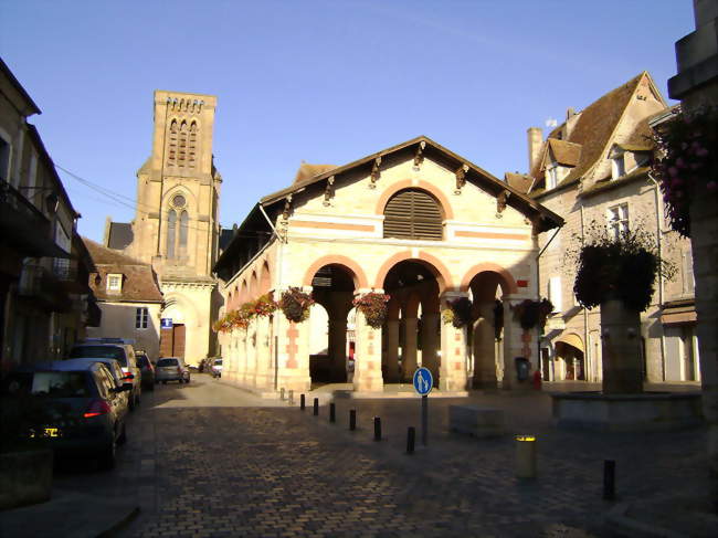 La Place de la Halle dans la lumière matinale - Gramat (46500) - Lot