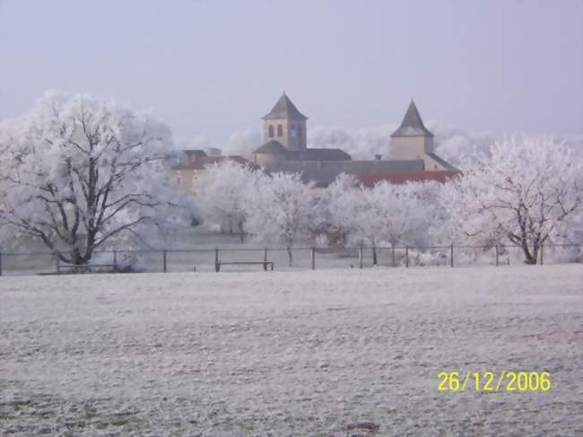 Le bourg d'Issendolus sous le givre - Issendolus (46500) - Lot