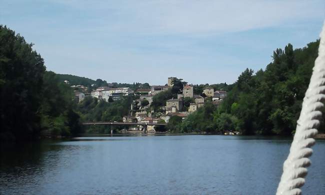 Vue générale depuis le Lot - Puy-l'Évêque (46700) - Lot